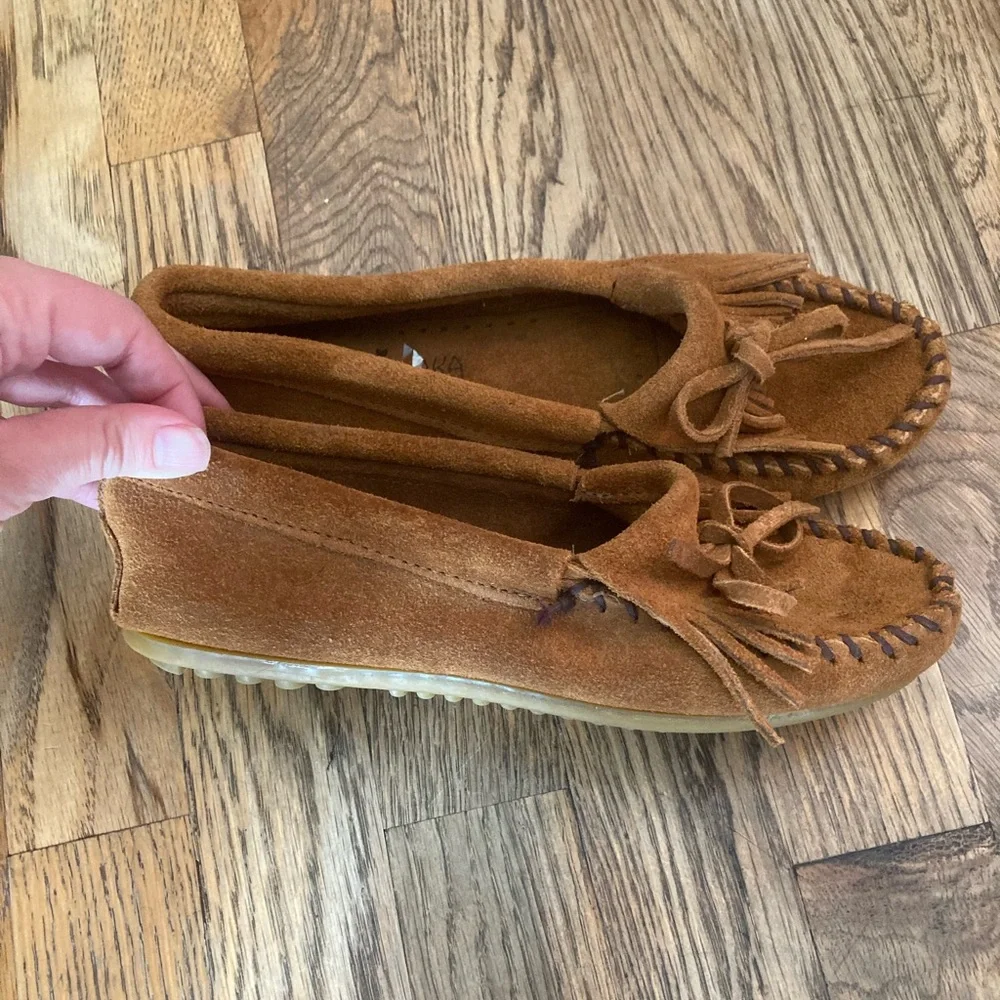 Minnetonka Women’s Suede Moccasins in Chestnut Brown - Picture 2 of 7